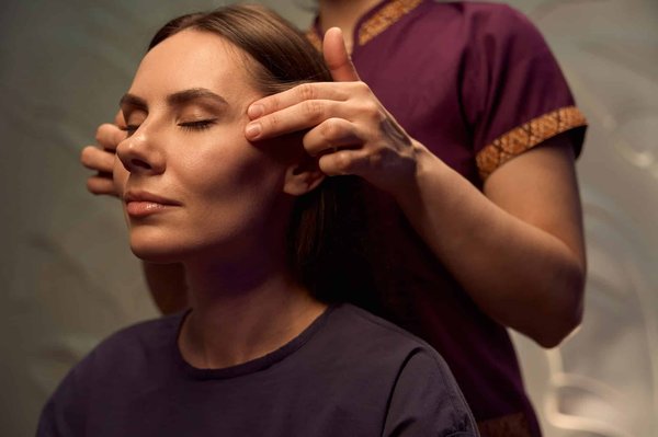 Comment l'acupressure peut-elle être utilisée pour soulager les douleurs menstruelles?